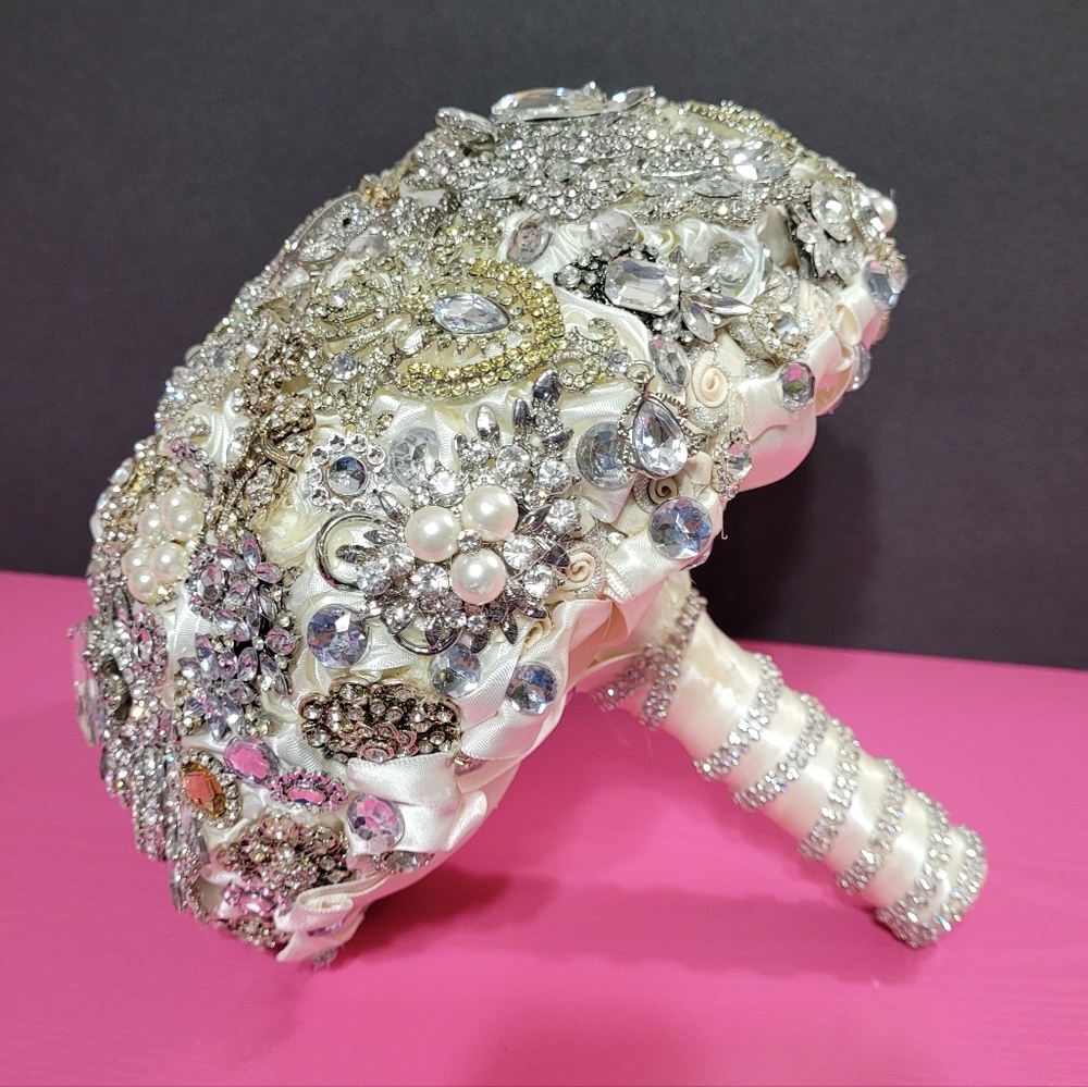 Elegant Crystal and Pearl Bridal Brooch Bouquet